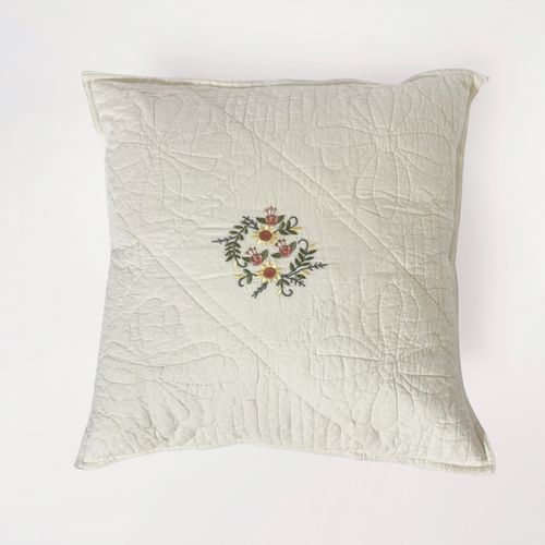 Cojín Quilt Bordado Floral Crema 50x50cm