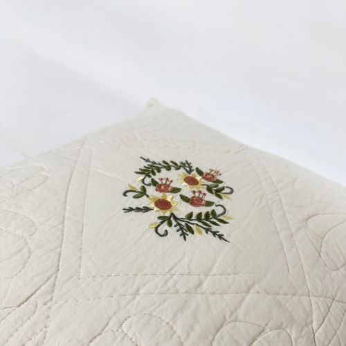 Cojín Quilt Bordado Floral Crema 50x50cm