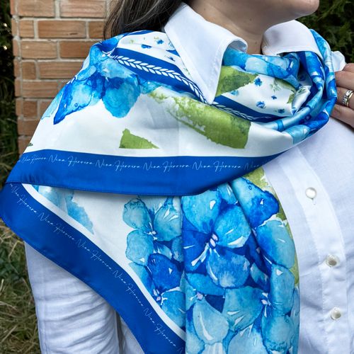 Pañuelo Pet Sweet Blanco con Hortensias Azules 120x120cm