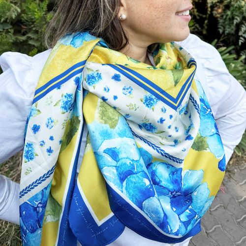 Pañuelo Pet Sweet Amarillo con Hortensias Azules 120x120cm