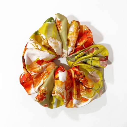 Maxi Scrunchie PET Sweet Mostaza con Hortensias Rojas