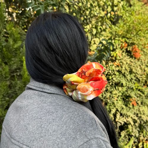 Maxi Scrunchie PET Sweet Mostaza con Hortensias Rojas