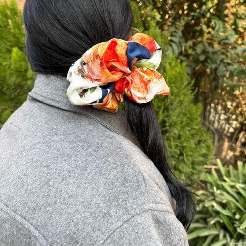 Maxi Scrunchie PET Sweet Azul con Hortensias Rojas