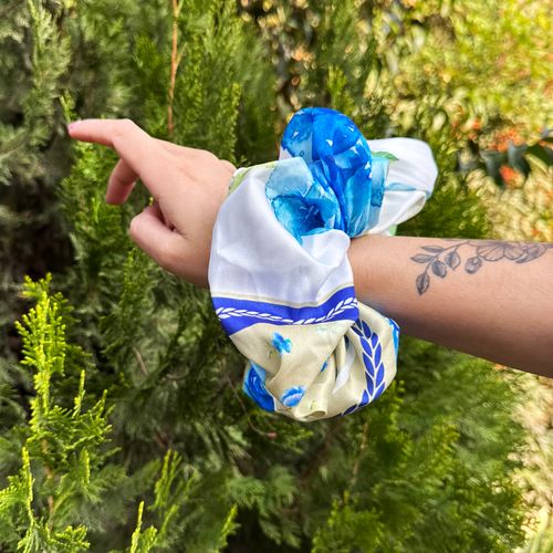 Maxi Scrunchie PET Sweet Sésamo con Hortensias Azules