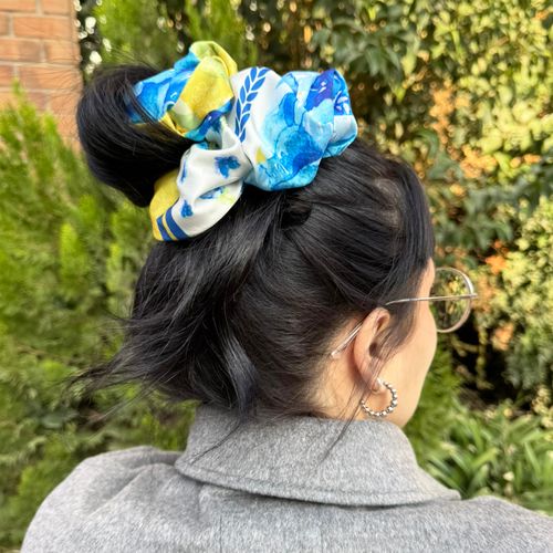 Maxi Scrunchie PET Sweet Amarillo con Hortensias Azules