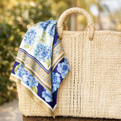 Pañuelo Pet Sweet Sésamo con Hortensias Azules 120x120cm